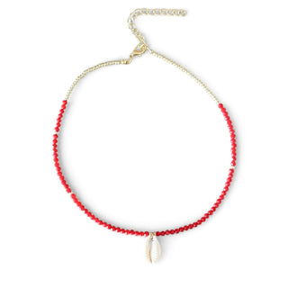 Choker de bijuteria fina com cristais vermelhos e conchinha em resina central da UNA Semijoias e Aço em fundo branco.