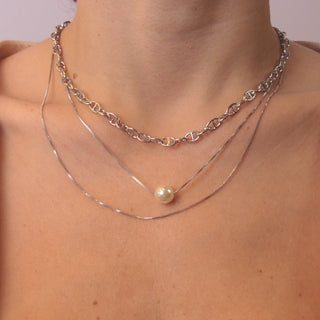 choker elo gucci no busto da modelo