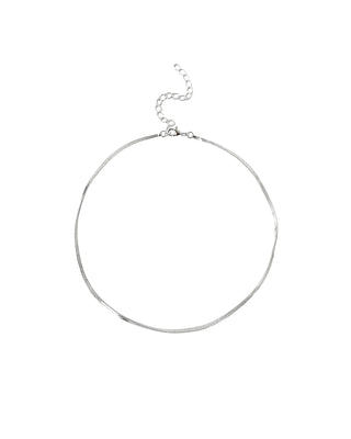 Choker fita banhado a prata 925 da UNA Semijoias e Aço em fundo branco, semijoia hipoalergênica moderna e delicada para o dia a dia.