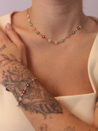 Pulseira flor esmaltada colorida aço 316L, design delicado, moderno e acabamento de alto brilho UNA Semijoia