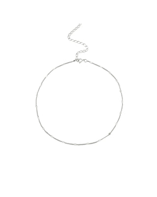 Choker grumet com bolinha batida banhado a prata 925 da UNA Semijoias e Aço em fundo branco, semijoia hipoalergênica moderna e delicada para o dia a dia.
