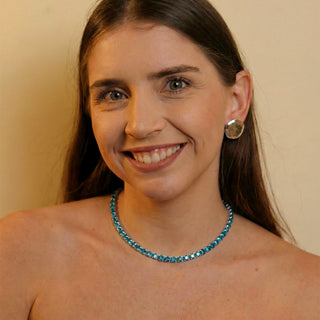 Choker riviera azul-claro banhada a prata 925 da UNA Semijoias e Aço em fundo branco, com fileira contínua de pedras azul-claro em formato de gargantilha delicada.