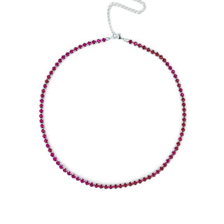 Choker riviera rosa banhada a prata 925 da UNA Semijoias e Aço em fundo branco, com fileira de pedras rosas em destaque em formato de gargantilha ajustável.