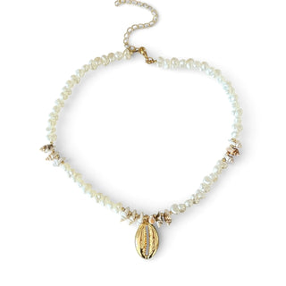 Choker de bijuteria fina com cascalho de pérola e pingente de búzios dourado central da UNA Semijoias e Aço em fundo branco.
