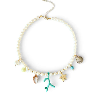 Choker de bijuteria fina com contas tipo pérola e pingentes do mar coloridos em resina e metal dourado da UNA Semijoias e Aço em fundo branco.