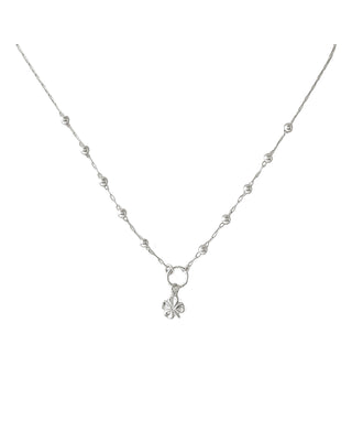 Colar com bolinhas e pingente de flor banhado a prata 925 da UNA Semijoias e Aço em fundo branco, em vista frontal.