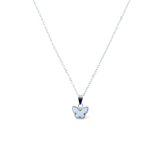 Colar borboleta branca banhado a prata 925 da UNA Semijoias e Aço em fundo branco, com pingente de borboleta clara e corrente fina centralizada.