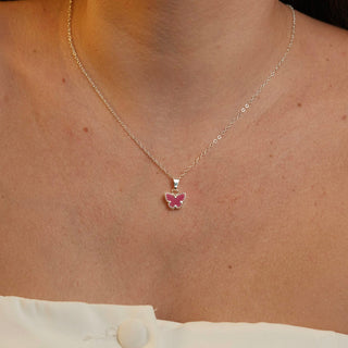 Colar borboleta rosa banhado a prata 925 da UNA Semijoias e Aço em fundo branco, com pingente de borboleta esmaltada e corrente fina centralizada.