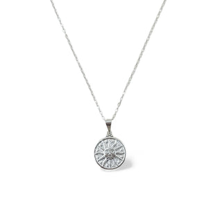 Colar constelação com pingente redondo banhado a prata 925 da UNA Semijoias & Aço em fundo branco, corrente delicada e sofisticada.