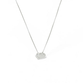 Colar coração duplo cheio banhado a prata 925 da UNA Semijoias & Aço em fundo branco, corrente delicada com dois corações polidos em destaque.