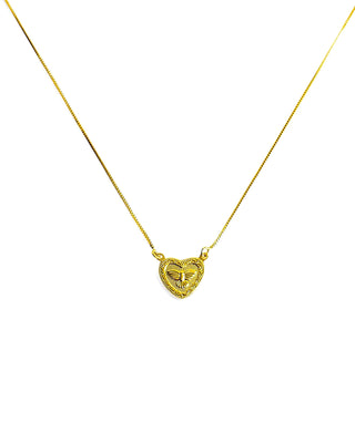 Colar coração religioso Espírito Santo folheado a ouro 18k da UNA Semijoias e Aço em fundo branco, com pingente delicado centralizado na corrente.