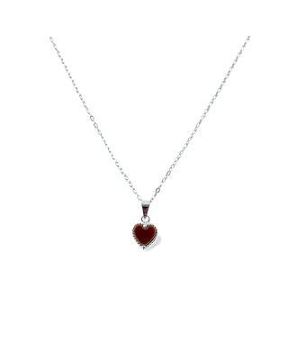 Colar com pingente de coração marrom banhado a prata 925 da UNA Semijoias e Aço em fundo branco, em vista frontal.