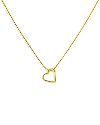 Colar delicado com pingente de coração vazado banhado a ouro 18k da UNA Semijoias e Aço em fundo branco, com corrente fina em destaque.