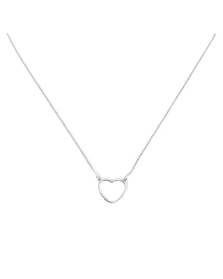 Colar coração vazado banhado a prata 925 da UNA Semijoias e Aço em fundo branco, semijoia hipoalergênica delicada e moderna para o dia a dia.