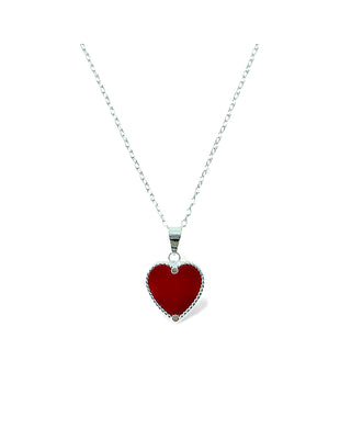 Colar com pingente de coração vermelho banhado a prata 925 da UNA Semijoias e Aço em fundo branco, em vista frontal.