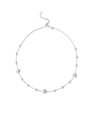 Colar com corações e bolas banhado a prata 925 da UNA Semijoias e Aço em fundo branco, em vista frontal.