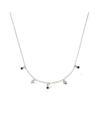 Colar com pingentes de corações e olho grego banhado a prata 925 da UNA Semijoias e Aço em fundo branco, em vista frontal.