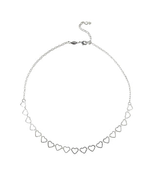 Colar de corações vazados banhado a prata 925 da UNA Semijoias e Aço em fundo branco, em vista frontal.