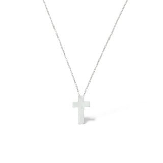 Colar cruz chapa lisa banhado a prata 925 da UNA Semijoias e Aço em fundo branco, semijoia hipoalergênica moderna e delicada para o dia a dia.