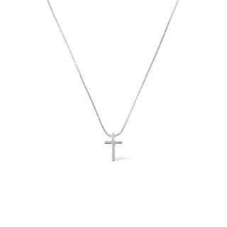 Colar com pingente de cruz lisa banhado a prata 925 da UNA Semijoias & Aço em fundo branco, corrente delicada e sofisticada em destaque.