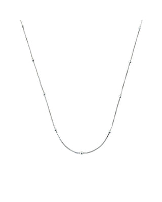 Colar delicado com bolinhas banhado a prata 925 da UNA Semijoias e Aço em fundo branco, em vista frontal.