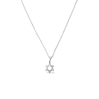 Colar Estrela de Davi vazada banhado a prata 925 da UNA Semijoias e Aço em fundo branco, com pingente delicado e corrente fina em destaque ao centro.