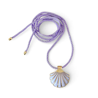 Colar de bijuteria fina com fio encerado lilás e pingente de concha dourada e lilás da UNA Semijoias e Aço em fundo branco.