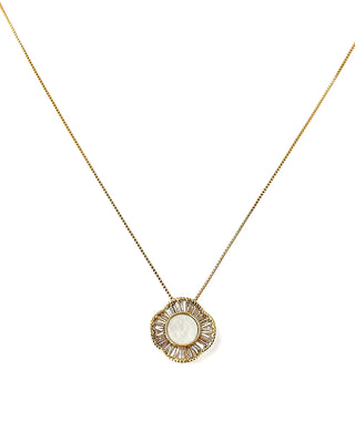 Colar flor com miolo de madrepérola e zircônias baguete banhado a ouro 18k da UNA Semijoias e Aço em fundo branco, semijoia de luxo delicada.