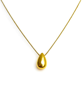 Colar delicado com pingente em formato de gota banhado a ouro 18k da UNA Semijoias e Aço em fundo branco, com corrente fina em destaque.