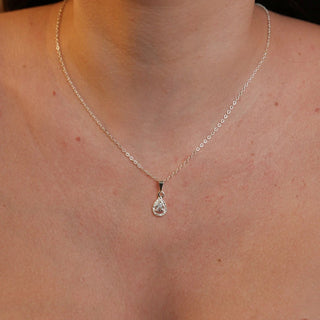 Colar gota com zircônias banhado a prata 925, semijoia hipoalergênica da UNA para o dia a dia.