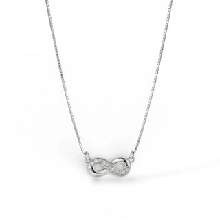 Colar infinito com zircônias banhado a prata 925 da UNA Semijoias & Aço em fundo branco, corrente delicada e pingente sofisticado em destaque.