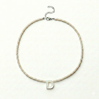 COLAR CRISTAL COM LETRA EM RESINA