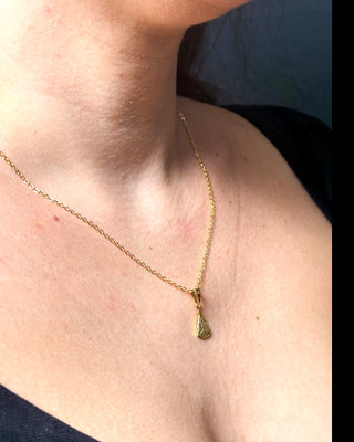 Colar religioso Nossa Senhora banhado a ouro 18k em prata 925 da UNA Semijoias e Aço no colo feminino, com pingente delicado em destaque.