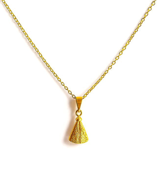 Colar religioso feminino Nossa Senhora Aparecida banhado a ouro 18k da UNA Semijoias & Aço em fundo claro, com pingente delicado em destaque.