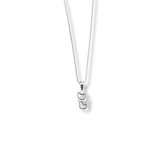 Colar pingente gato vazado com laço cravejado prata, design encantador e acabamento sofisticado Una Semijoias e Aço.