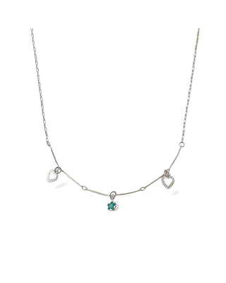 Colar com pingentes de corações e detalhes tubulares banhado a prata 925 da UNA Semijoias e Aço em fundo branco, em vista frontal.