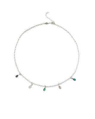 Colar com pingentes de gotas coloridas banhado a prata 925 da UNA Semijoias e Aço em fundo branco, em vista frontal.