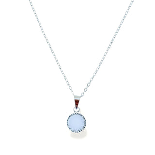 Colar redondo pequeno branco banhado a prata 925 da UNA Semijoias e Aço em fundo branco, semijoia antialérgica delicada com pingente circular claro.