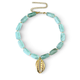 Colar de bijuteria fina com contas retangulares em resina azul e pingente de búzios dourado central da UNA Semijoias e Aço em fundo branco.