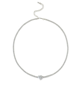 Colar riviera banhado a prata da UNA Semijoias e Aço com pingente de zircônia em formato de coração em destaque, sobre fundo branco, semijoia fina de luxo.