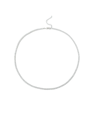 Colar riviera transparente banhado a prata 925 da UNA Semijoias e Aço em fundo branco, com fileira de pedras brilhantes e extensor ajustável.