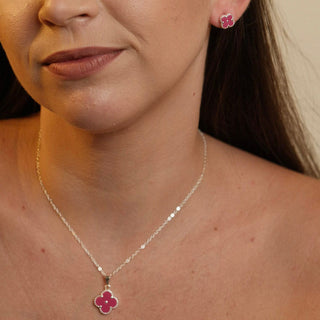 Colar rosa banhado a prata 925 da UNA Semijoias e Aço com pingente delicado em formato de trevo em fundo branco, semijoia atemporal ideal para dia a dia e eventos.