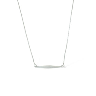 Colar sanca fina banhado a prata 925 da UNA Semijoias & Aço em fundo branco, corrente delicada com barra minimalista em destaque.