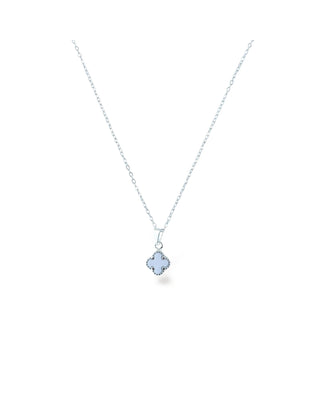 Colar trevo branco banhado a prata 925 da UNA Semijoias e Aço em fundo branco, com pingente de trevo claro e delicado em destaque.