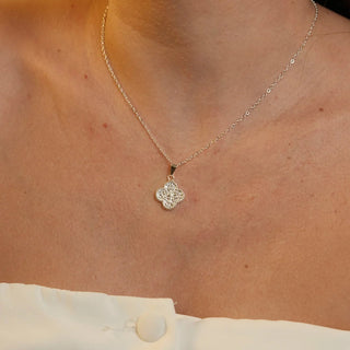 Colar trevo cravejado banhado a prata 925 da Una Semijoias e Aço, semijoia fina delicada e brilhante para uso no dia a dia.