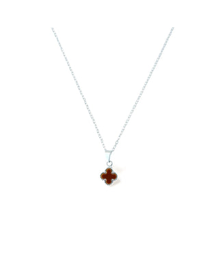 Colar trevo marrom banhado a prata 925 da UNA Semijoias e Aço em fundo branco, com pingente de trevo marrom delicado em destaque no centro