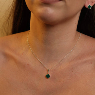 Colar trevo verde banhado a prata 925 da UNA Semijoias & Aço em fundo branco, pingente delicado em destaque.