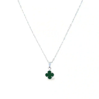 Colar trevo verde banhado a prata 925 da UNA Semijoias & Aço em fundo branco, pingente delicado em destaque.