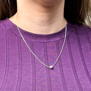 Close do colar veneziana com bola lisa 6mm banhado a prata 925, da UNA Semijoias e Aço, no colo da nossa modelo Iole .