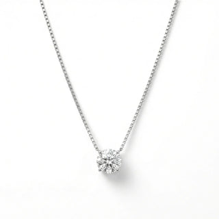 Colar veneziana ponto de luz banhado a prata 925 da UNA Semijoias e Aço em fundo branco, com pingente redondo delicado em destaque no centro da imagem.